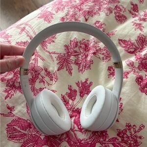 White Beats Solo 4 Wireless Headphones